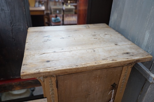 An Edwardian pine bedside cabinet, width 51cm, depth 45cm, height 73cm